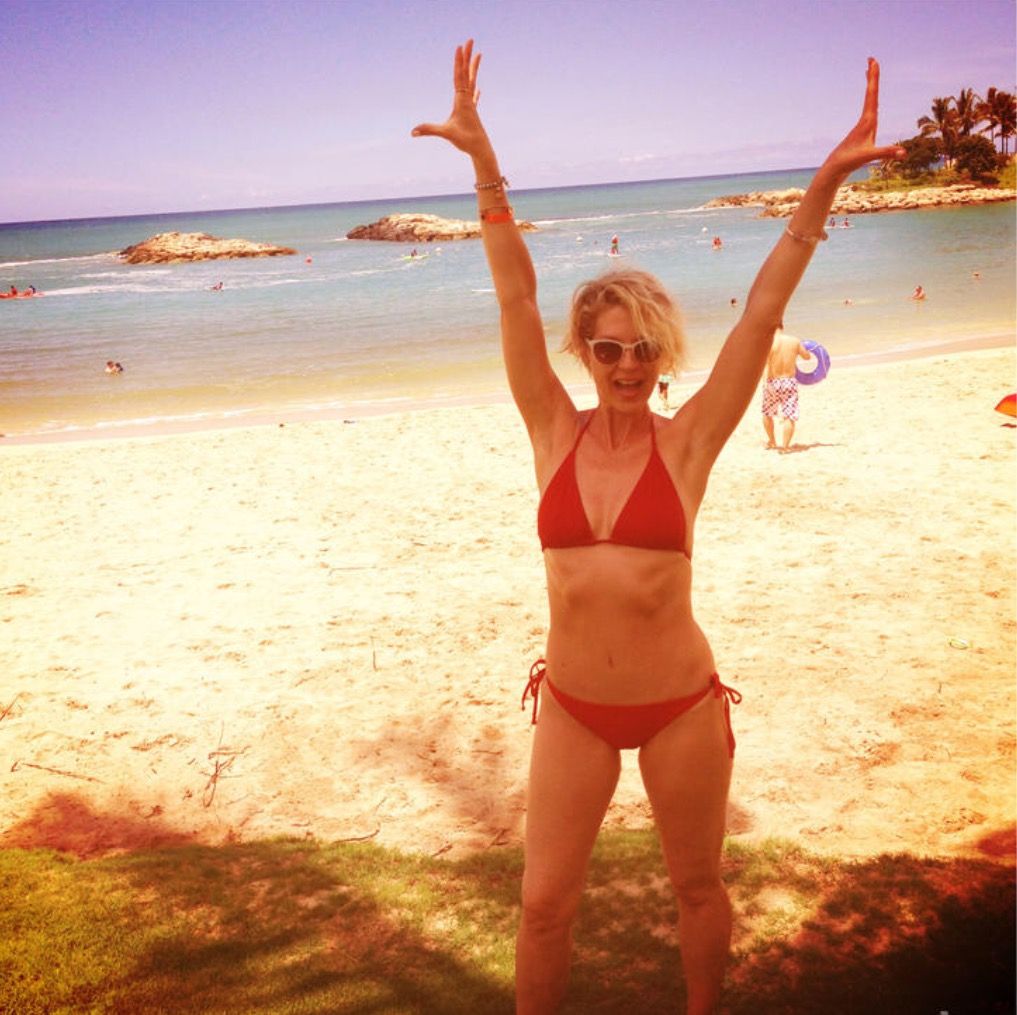 Jenna Elfman at the beach with her $12 million net worth.